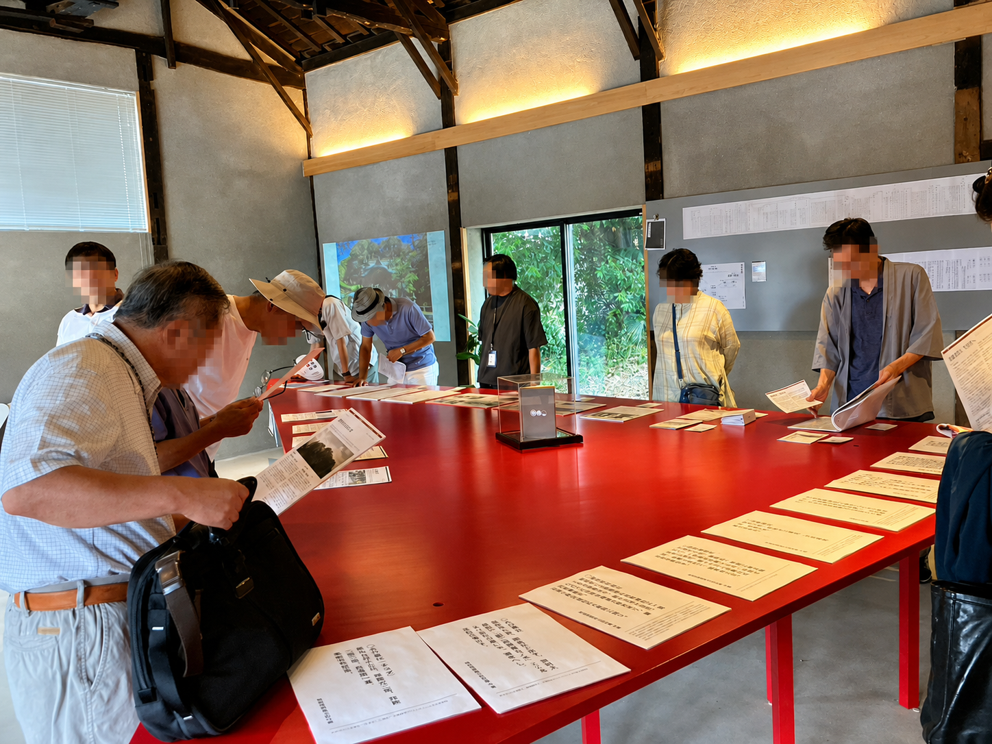 展示会「朝倉宮の、その先へ。」で歴史調査資料を見学する来場者