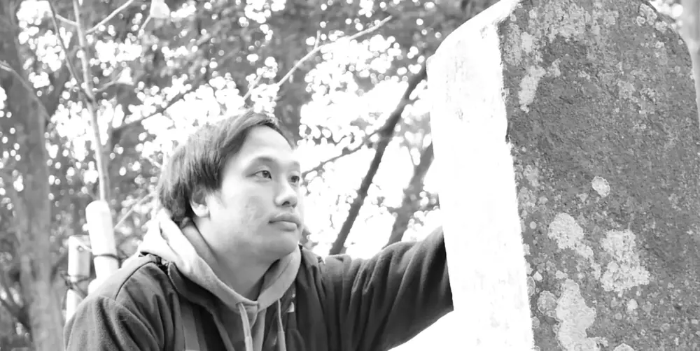 石碑を調査する坂田拓也